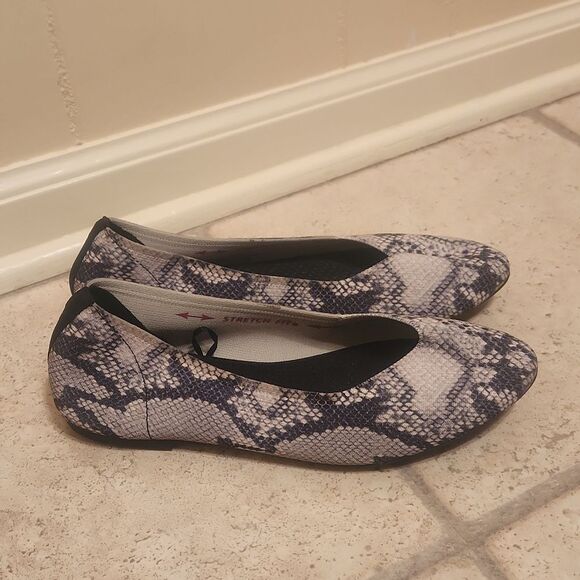 Skechers Women's Stretch Fit Slip-on Gray & Black Snakeskin-Print Flats Size 8 - Picture 1 of 9